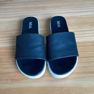 Mia Black and White Sandal Slides‎